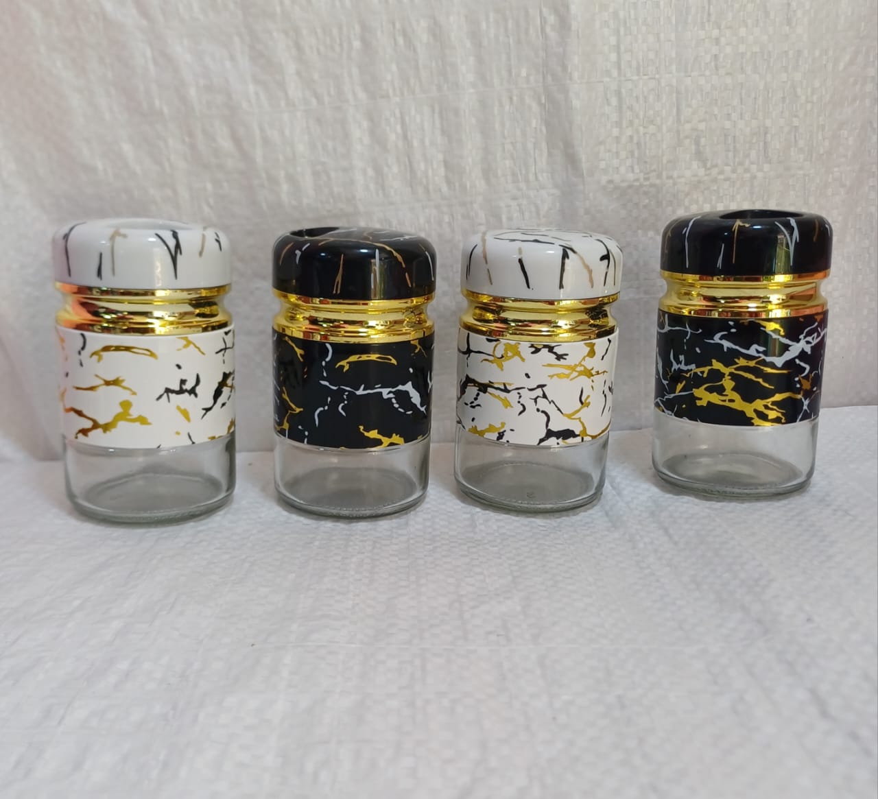 Short large marbled salt shaker 2pcs Made from high quality stainless steel with aglass bottom that helps to verify when shakers are getting low, avoiding thehassle of constantly removing the cap.
 Cl