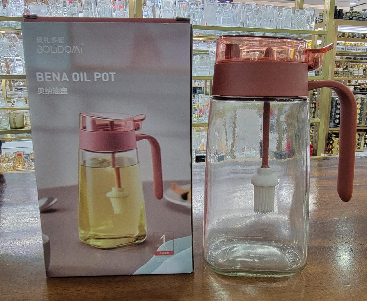 610ml Oil dispenser with a silicone brushyou can control the quantity of soy sauce, oil etc..