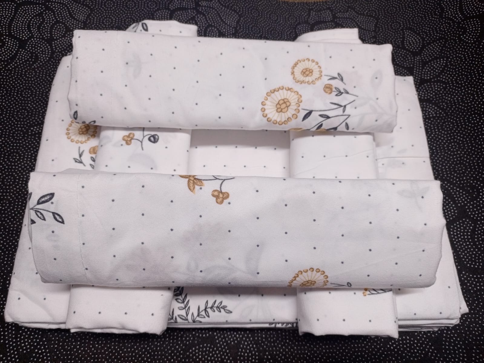 6pc set bedsheets 6*6 (2 Bed sheets, 4 pillow cases) Cotton Bedsheets Set comes as 2pcs of Bedsheet and 4pcs of Pillow Cases Bedding Set