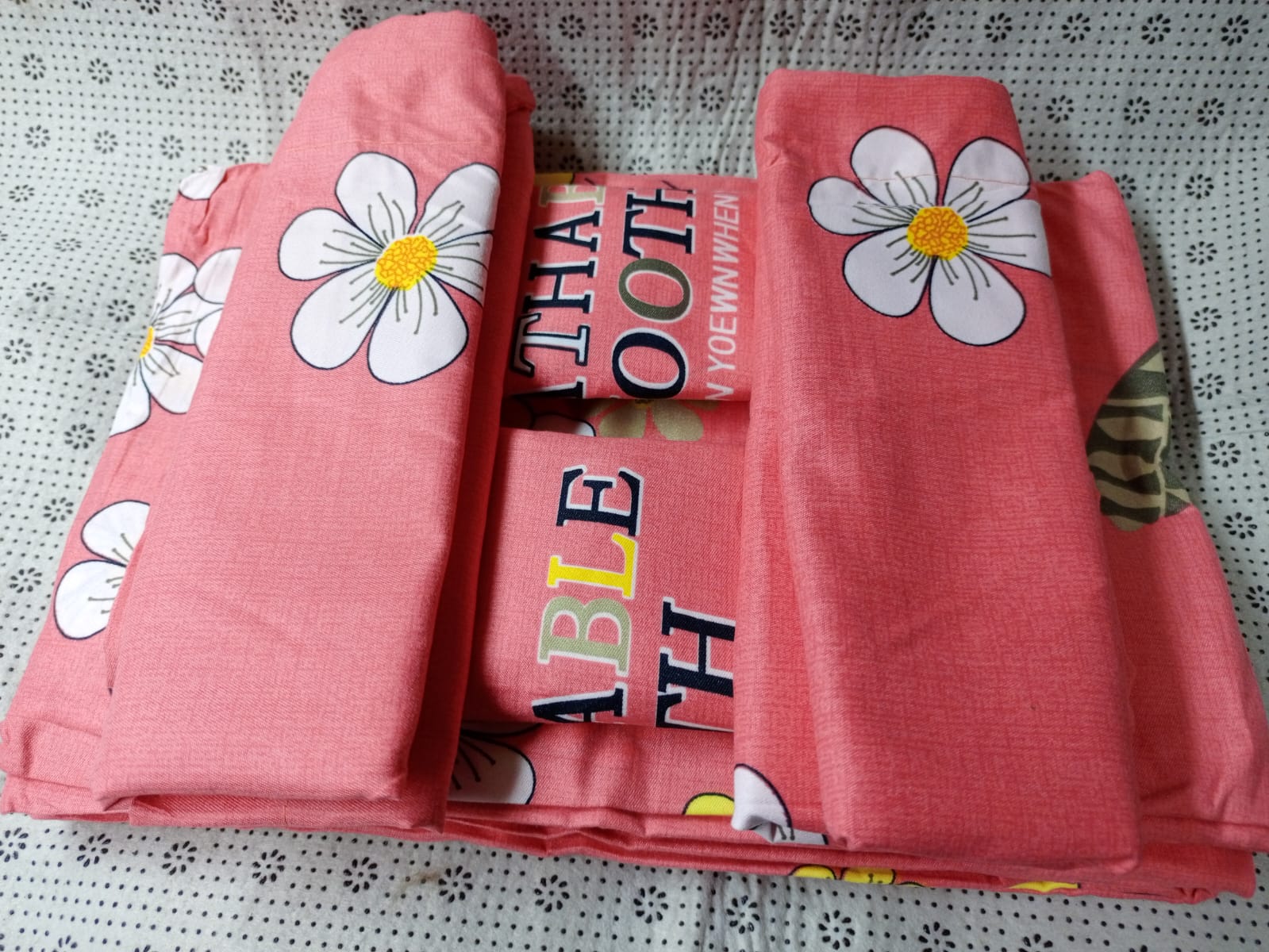 6pc set bedsheets 6*6 (2 Bed sheets, 4 pillow cases) Cotton Bedsheets Set comes as 2pcs of Bedsheet and 4pcs of Pillow Cases Bedding Set