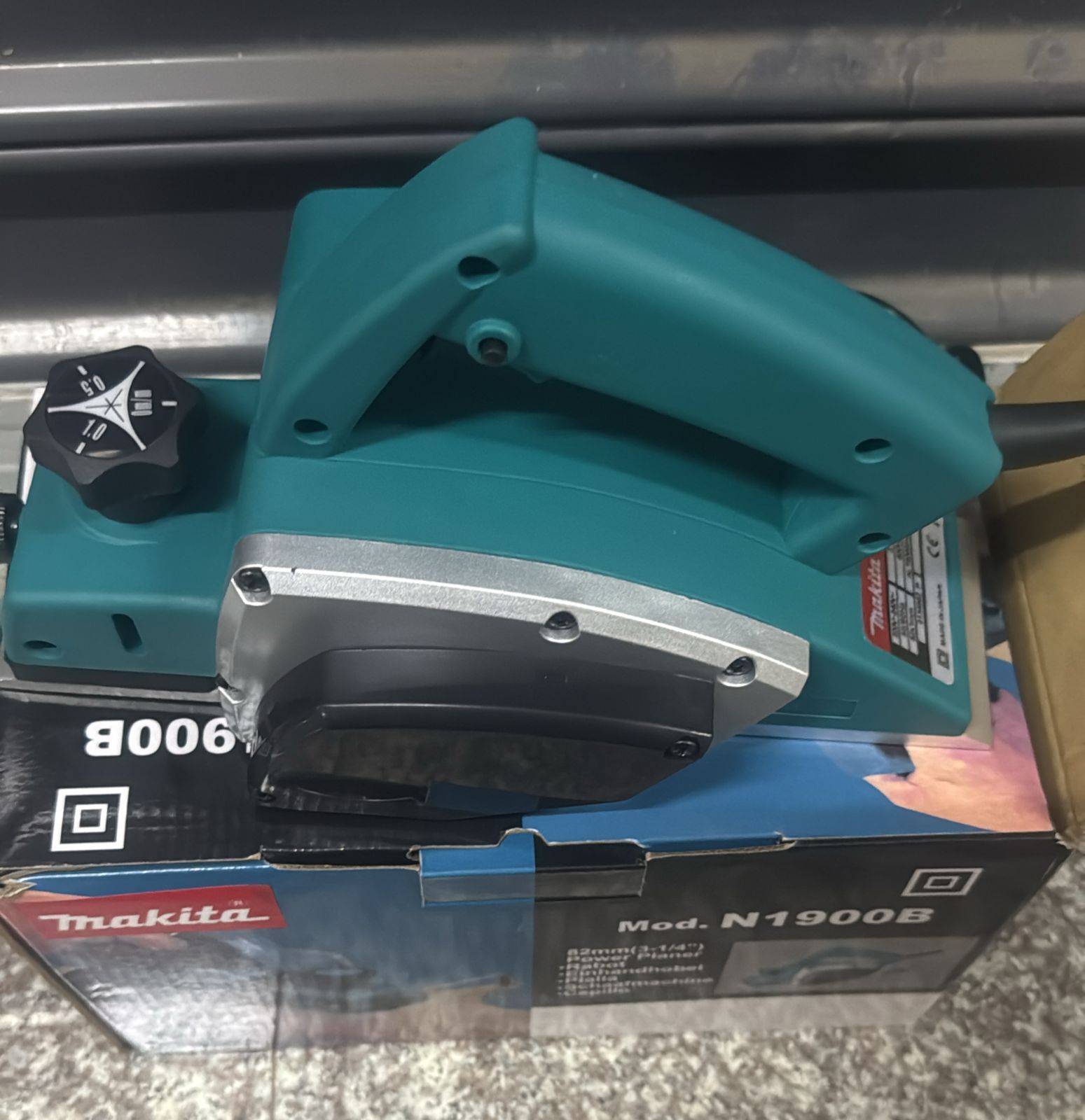 PLANER. Makita Electric Planer Engineering Plastic Handheld, blades apply to table top and hand held, portable planers. Fits for soft woods, hard wood, ply-wood board etc.