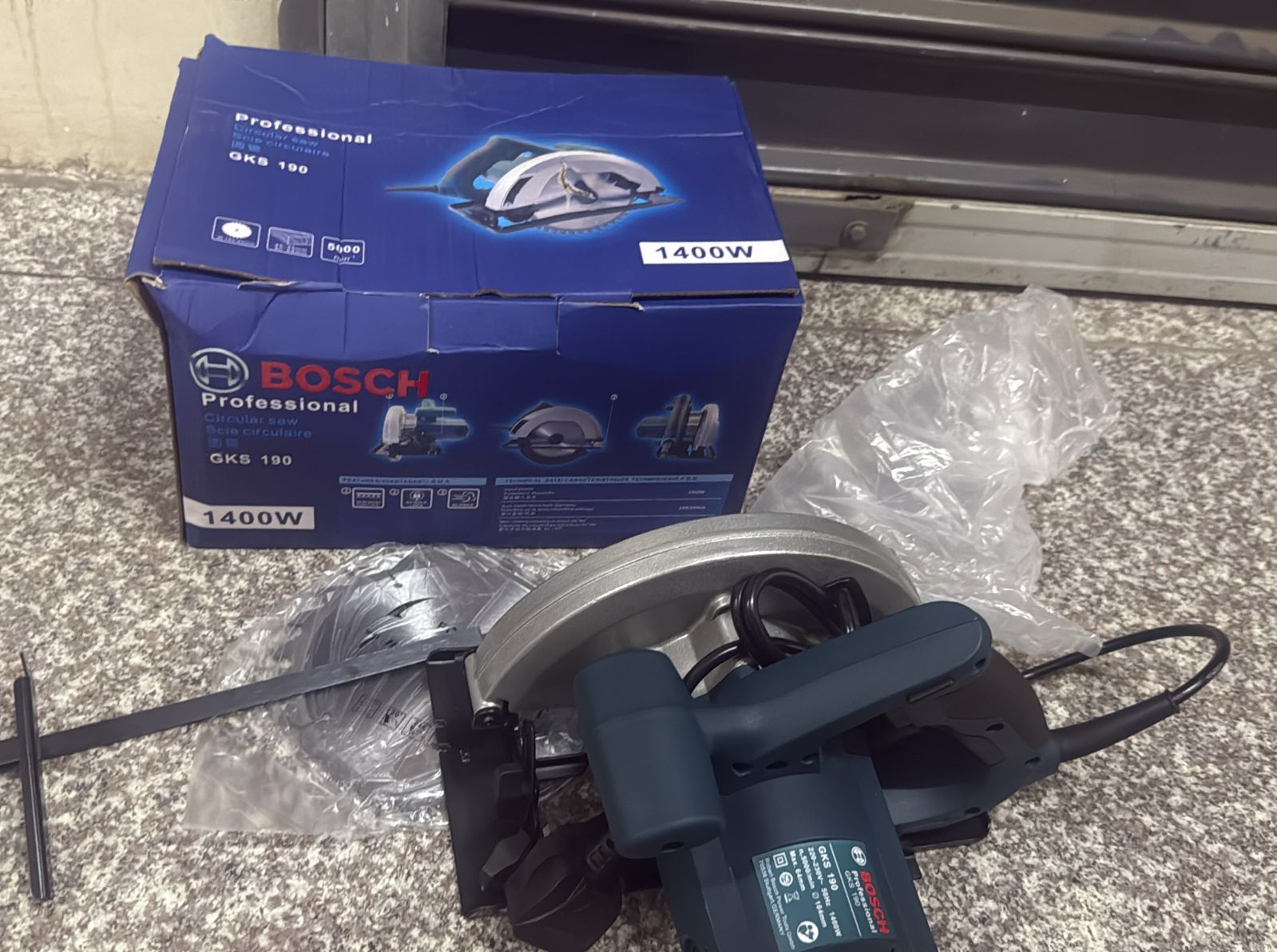 SAW. Bosch Electric Circular Saw machine 185mm 7" with blade for cutting wood sheets for home and professional use, Adjustable cutting depth, Adjustable bevel cutting.