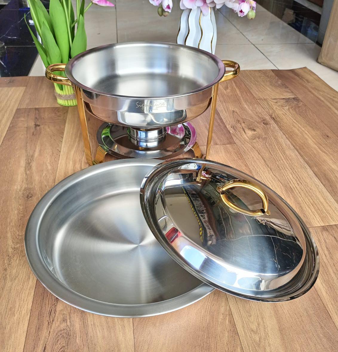 High quality stainless steel kitchen oval chaffing dish with golden stand and a capacity of 5 litres its classy and high quality