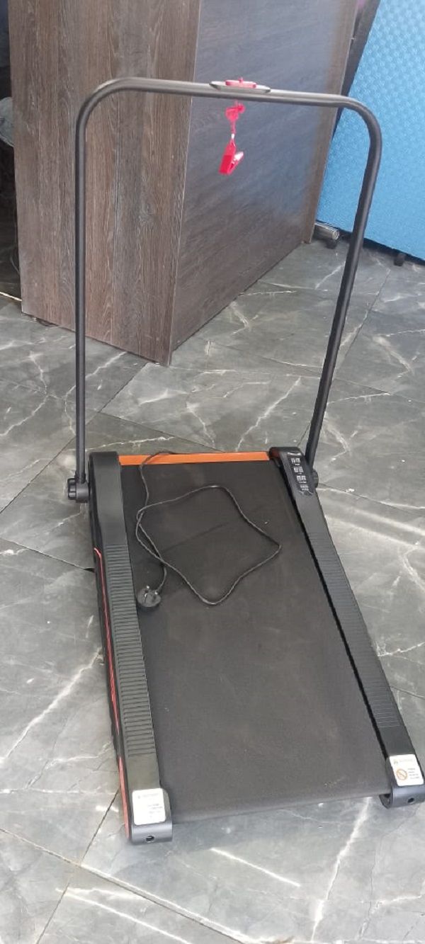 Folding Walking Treadmill Walkpad Under Desk Electric Treadmill Adjustable Speed with LCD Screen Calorie Counter Walking Jogging for Home and Office                                                   .