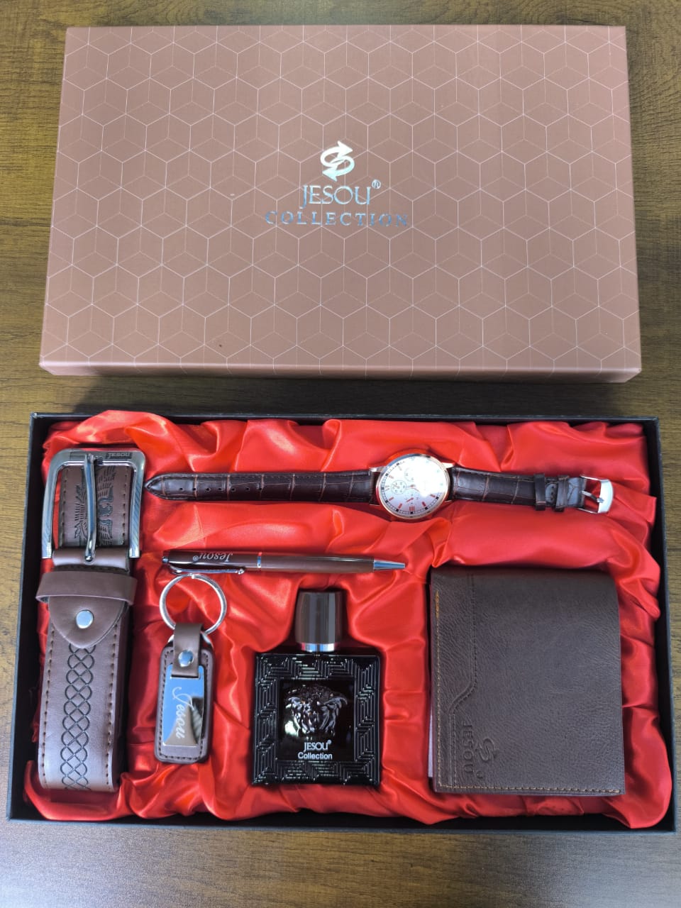 *Hot Fashion Jesou Men's Gift Set Exquisite*

 Packaged 
Watch 
Wallet
Perfume 
Belt 
Pen
Keyholder