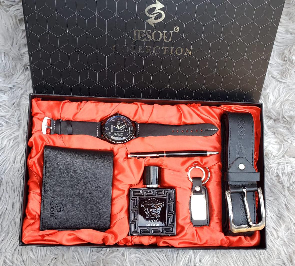 *Hot Fashion Jesou Men's Gift Set Exquisite*

 Packaged 
Watch 
Wallet
Perfume 
Belt 
Pen
Keyholder
