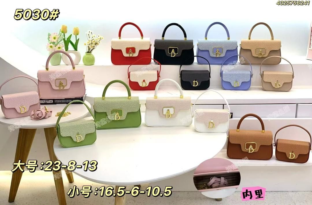 Add elegance and charm to your accessory collection with this beautiful women’s two-piece handbag set, designed for ladies who love stylish, classy, and versatile fashion