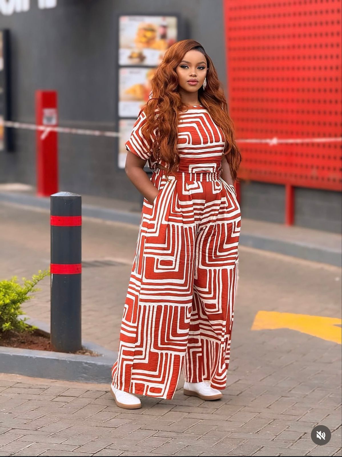 women’s two-piece palazzo set, designed for the modern woman who loves bold fashion, comfort, and confidence in one complete outfit.