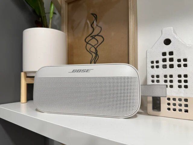 Bose SoundLink Flex Portable Bluetooth Speaker with Up to 12 hours battery per charge, PositionIQ technology, Weather, dust, & life proof - White Smoke