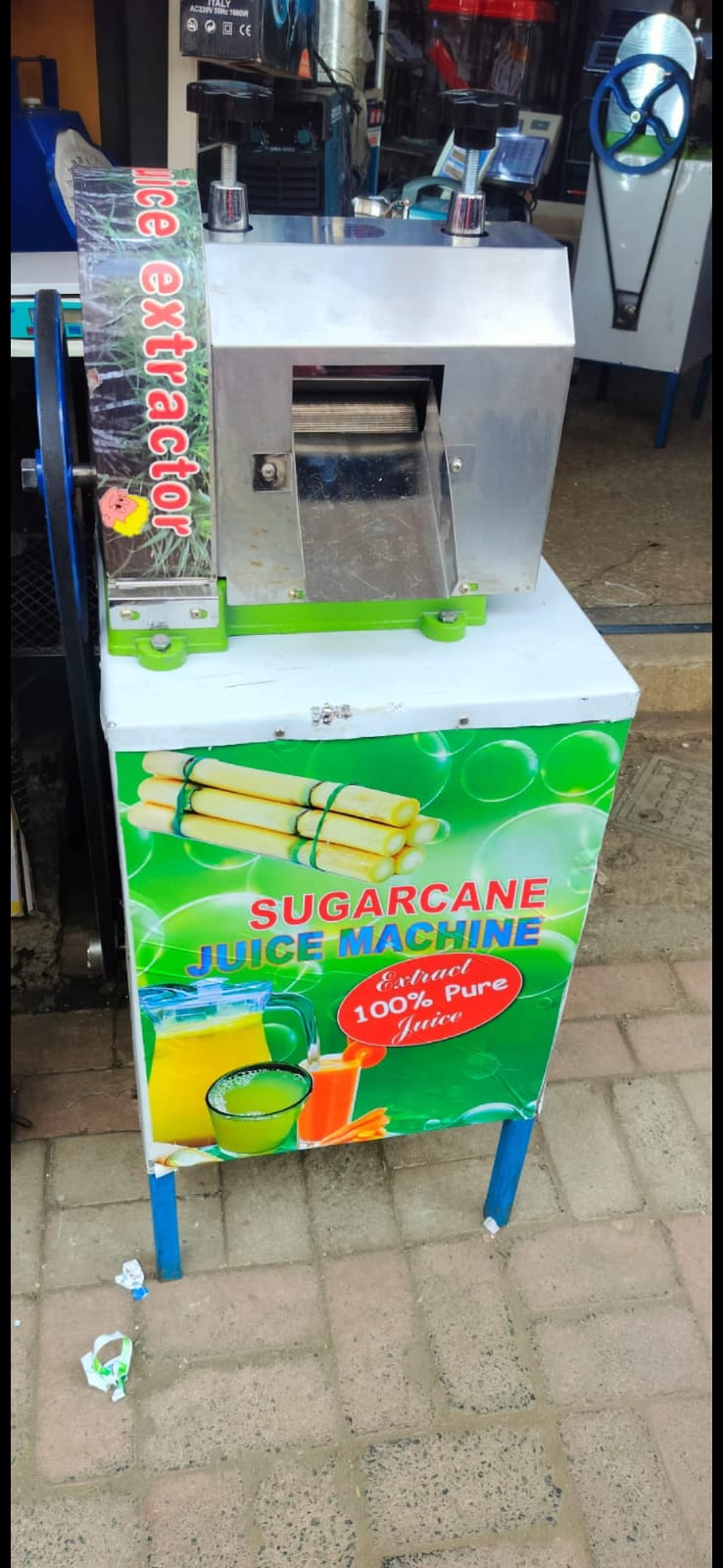 HEAVY DUTY ELECTRIC SUGARCANE JUICE EXTRACTOR - Made of stainless steel it was made thinking on your health, This machine is featured by quick and convenient work and easy operation.
