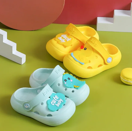 1Pair Children's Hole Shoes Slippers for Boys and Girls Breathable Non Slip Cute Lightweight