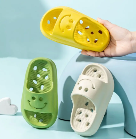 1Pair Children's Slippers Boys EVA Smiling Face Bathroom Slippers Summer Girls Anti slip Hollow Leakage Youth Shoes