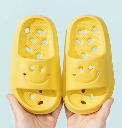 1Pair Children's Slippers Boys EVA Smiling Face Bathroom Slippers Summer Girls Anti slip Hollow Leakage Youth Shoes