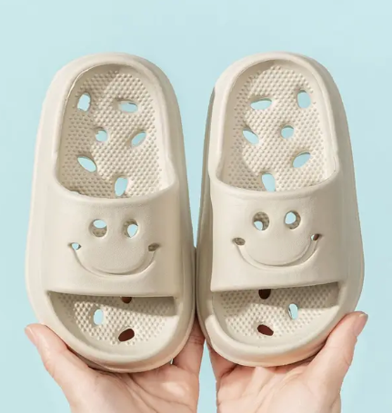 1Pair Children's Slippers Boys EVA Smiling Face Bathroom Slippers Summer Girls Anti slip Hollow Leakage Youth Shoes