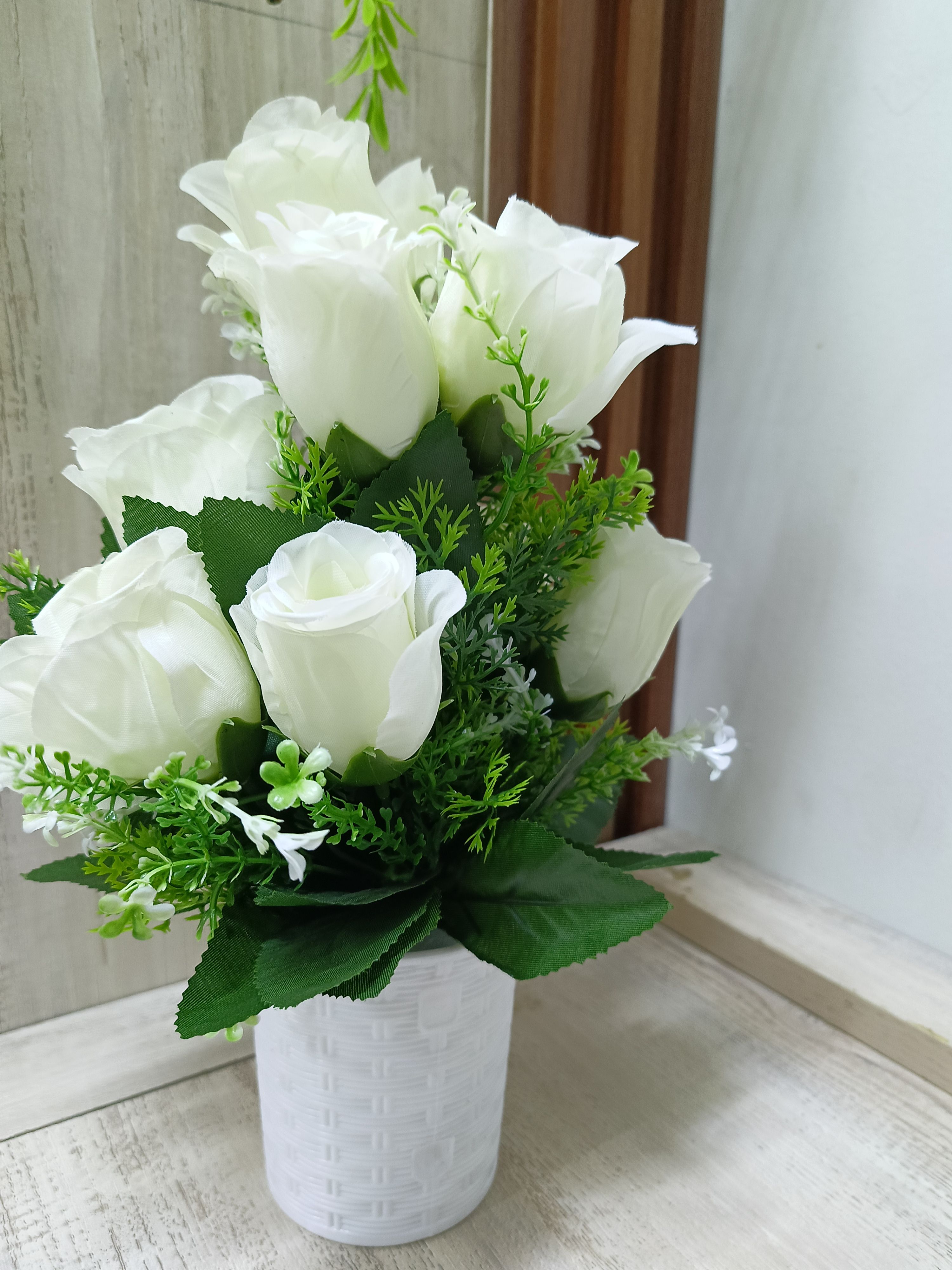 Table Top Artificial Rose Flower- add a luxurious touch to your interior setting and the same time