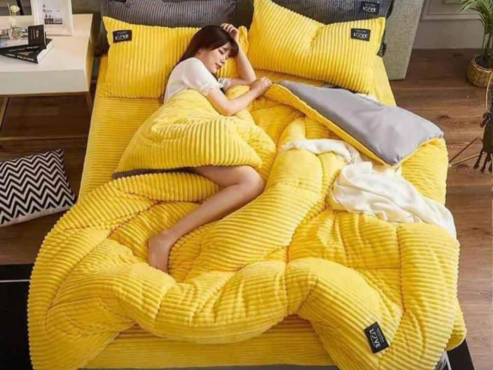 CLEARANCE OFFER Velvet 6*7 Woolen Duvet Blanket Set With (2 Pillow Cases And 1 Bedsheet)