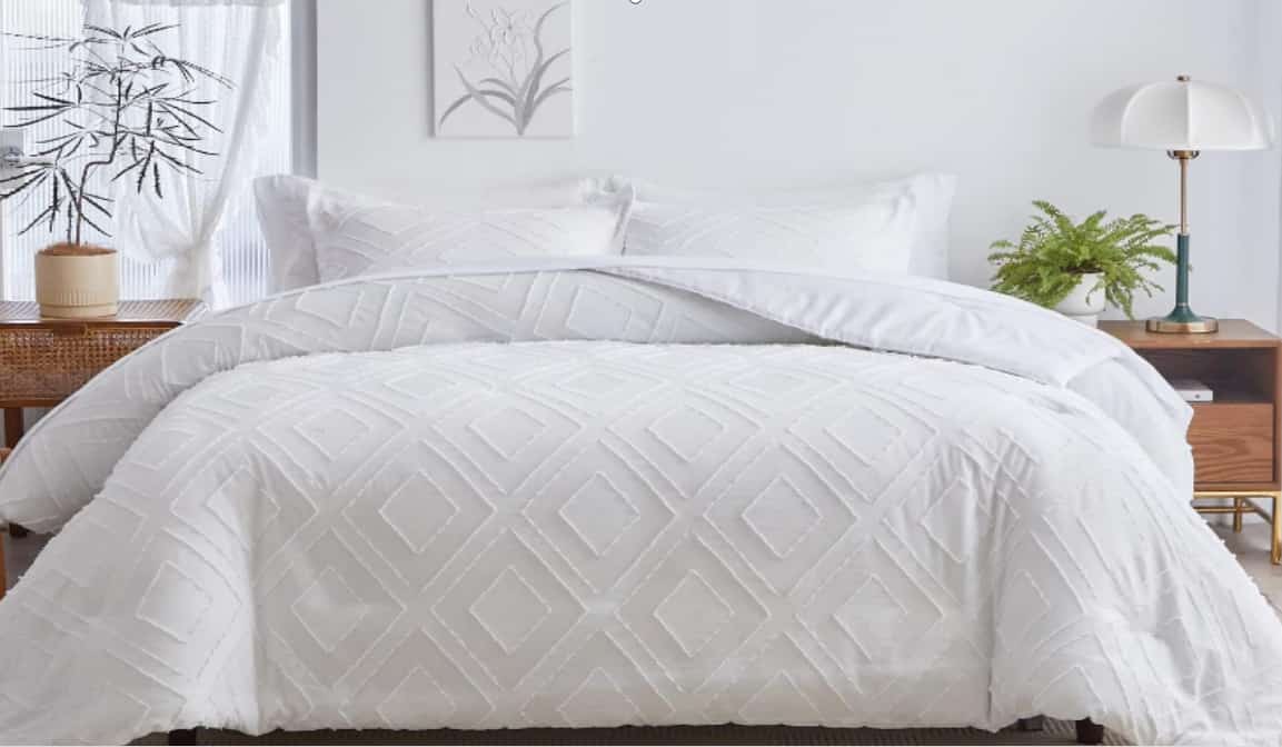 4Pcs Set CLASSY Tuffed and marble duvet covers with 1pc duvet cover, 1pc flat bed sheet and two pillow covers
