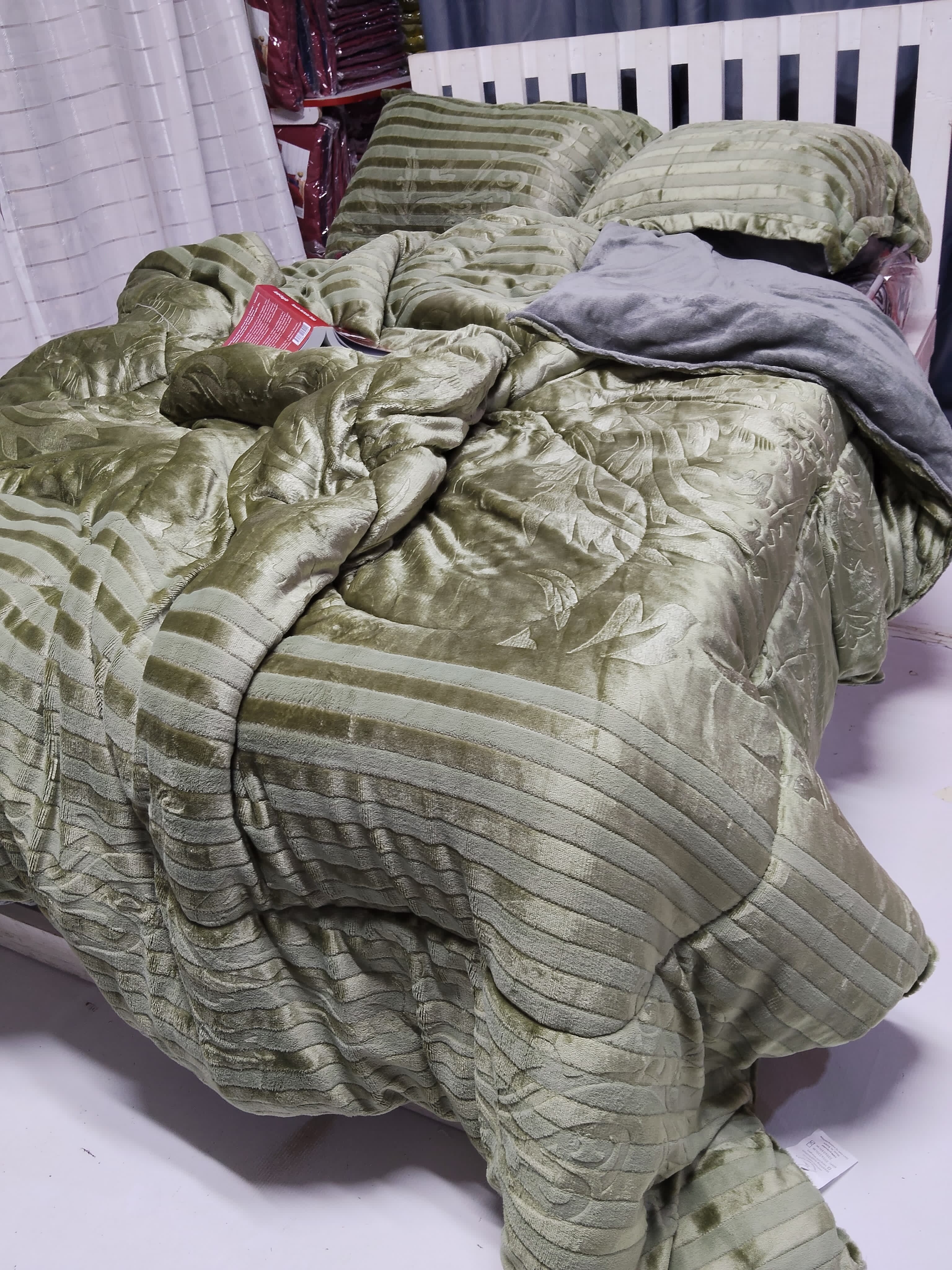 [ EXPERIENCE LUXURY FOR LESS!!!]🔥 🥑🌽ONLY AT KILIMALL !!! ] [ 6 x 7 ]  4Pcs Classy Very Quality Durable & Comfortable Warm Soft silk duvets  With 1 bedsheet & 2 pillow cases ) at Affordable Price