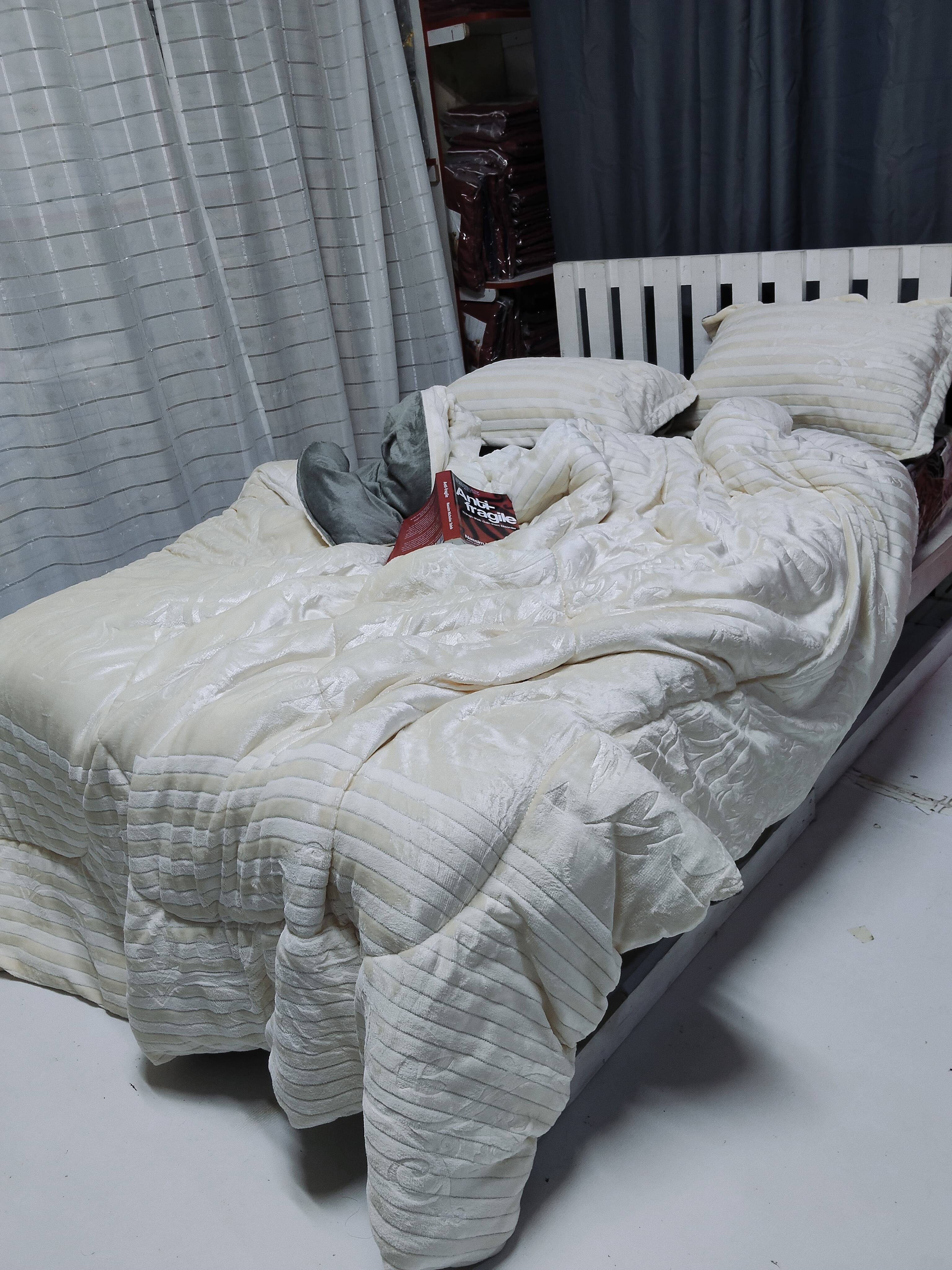 [ EXPERIENCE LUXURY FOR LESS!!!]🔥 🥑🌽ONLY AT KILIMALL !!! ] [ 6 x 7 ]  4Pcs Classy Very Quality Durable & Comfortable Warm Soft silk duvets  With 1 bedsheet & 2 pillow cases ) at Affordable Price