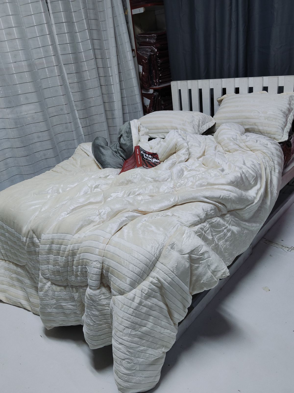 [ SHOP SMART AND SAVE BIG AT AN AMAZING OFFER PRICE 🤩🤩✨ !!!  4Pcs Size ( 6 x 7 ) Brand New Very Quality Durable & Comfortable 🔅Super Soft Duvet  (▪️1 pc Duvet ,1 pc Bedsheet  &▪️Two Pillowcases )