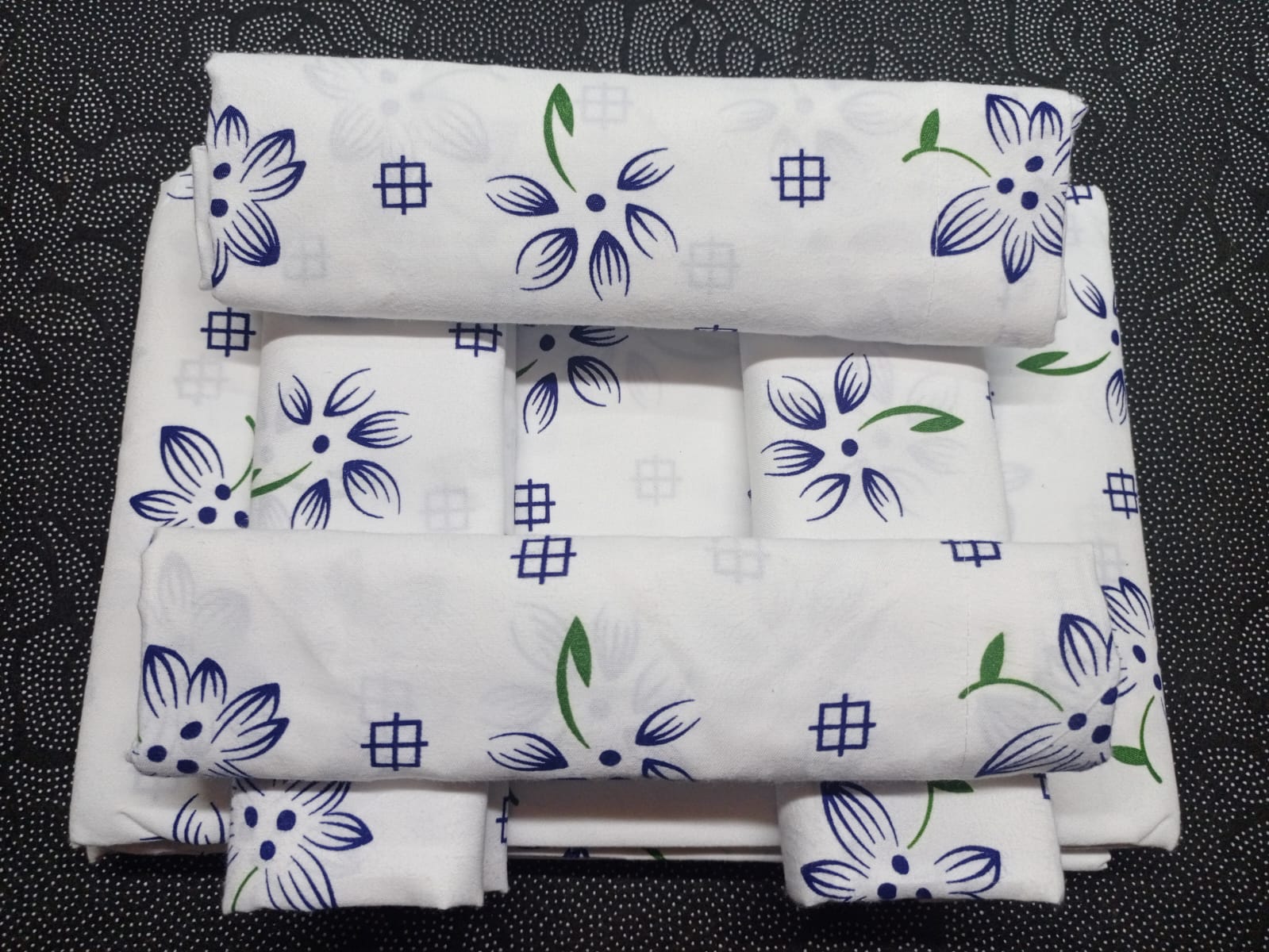 6pc set  bedsheets 6*7 (2 Bed sheets, 4 pillow cases)