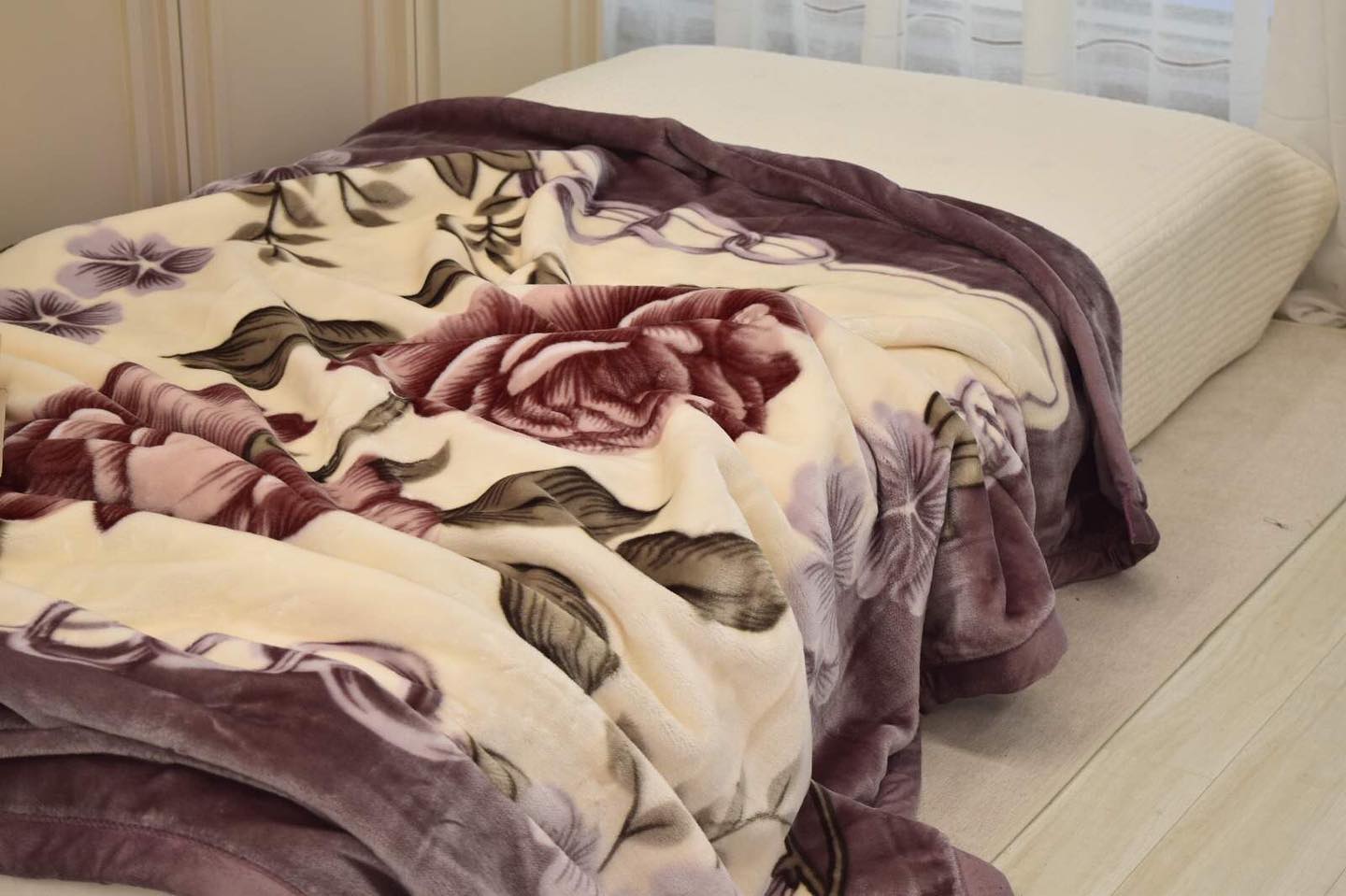 Soft Single ply Velvet Blanket Stylish soft blanket Warm and heavy blanket Large and spacious Classic Fade resistant Quality