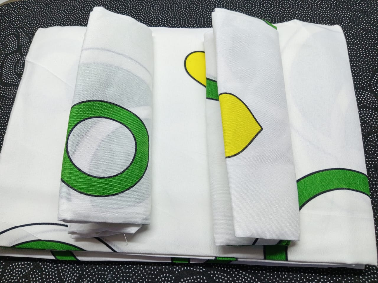 4pc 5*6  Fashion bedsheet a set of 2bedsheets, and 2 pillow cases