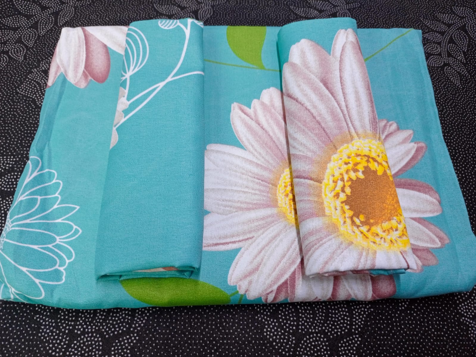 4pc 5*6 bedsheet a set of 2bedsheets, and 2 pillow cases
