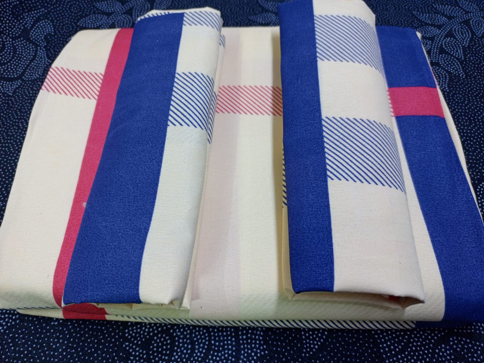 4pc 5*6 bedsheet a set of 2bedsheets, and 2 pillow cases
