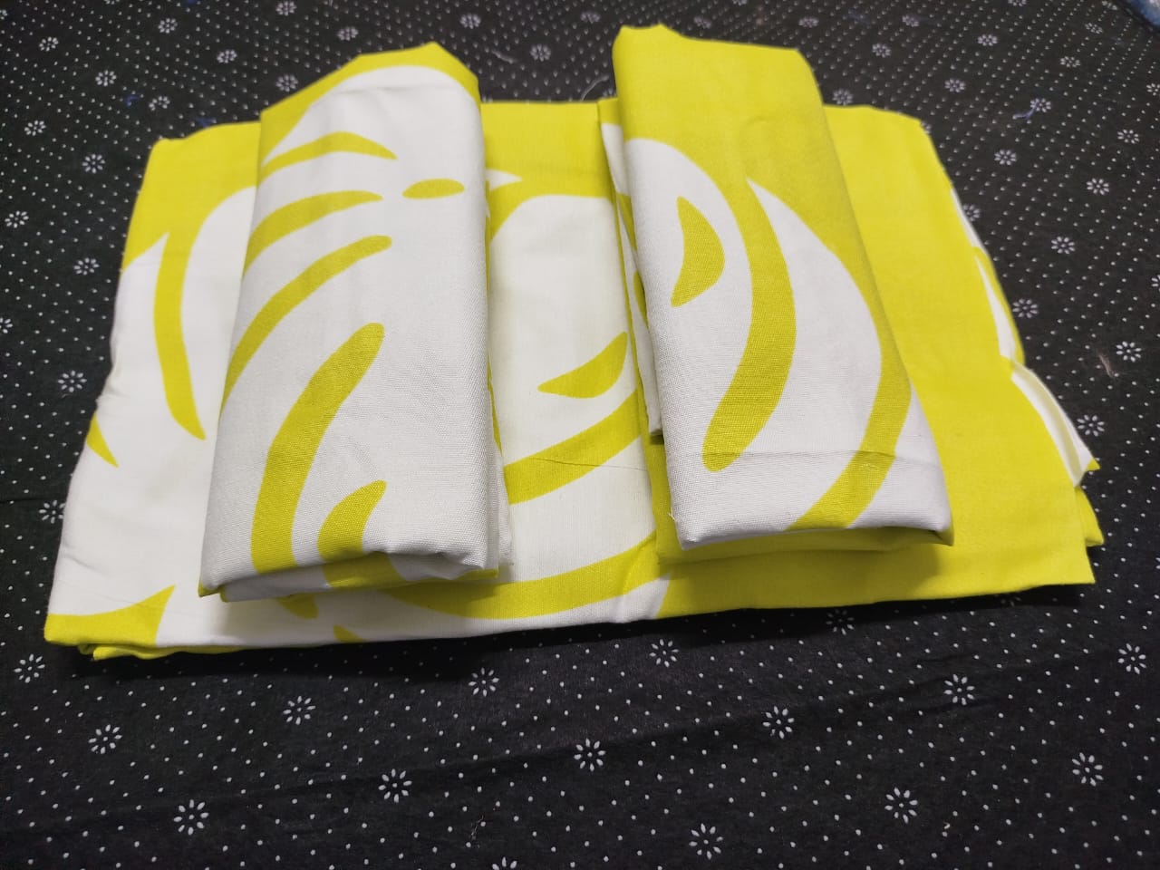 5 by 6 Super Unique Bedsheets set Of 4Pcs (2 Bedsheets & 2 Pillowcases)