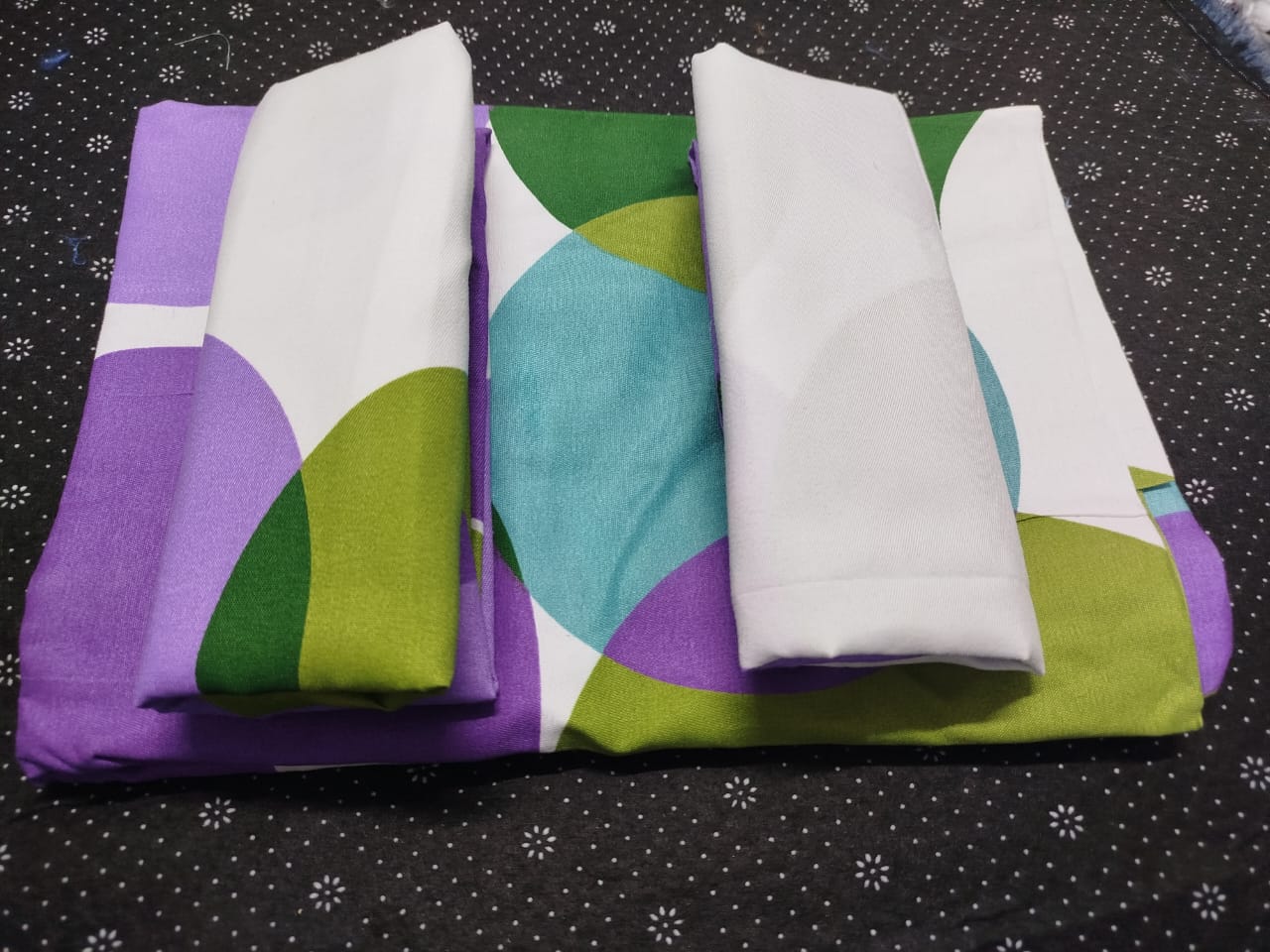5 by 6 Super Unique Bedsheets set Of 4Pcs (2 Bedsheets & 2 Pillowcases)