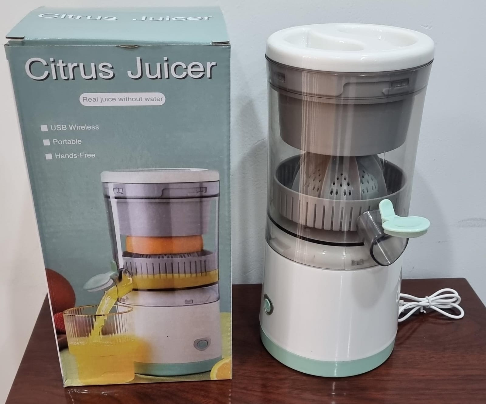 Portable Automatic Household Electric Juicer, Electric Citrus Juicer, USB Rechargeable Cordless Juicer, Blender for Home and Travel Kitchen