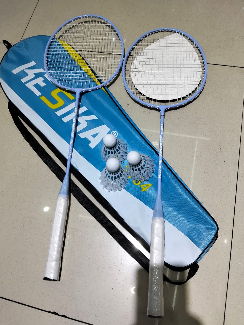 Quality Badminton racket set 2 rackets ,3 shutterlocks and free carrier bagBadminton Racquet Combo (Set of 2 Rackets & shuttlecocks )