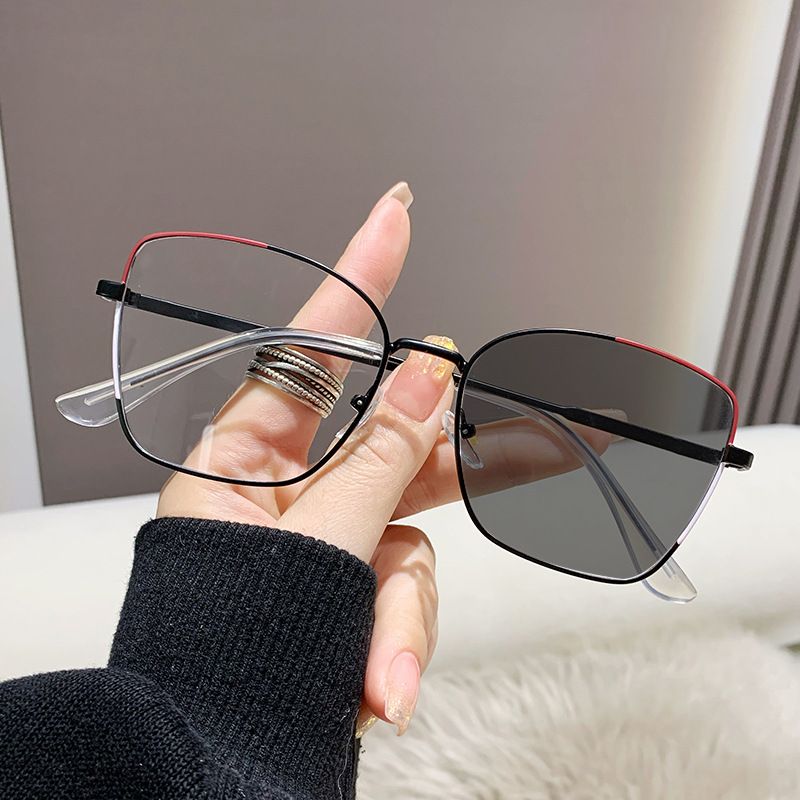 Fashion Trendy Photochromic Cat Eye Glasses Frame For Luxury Women Computer Eyeglasses Outdoor Color Changing UV400 Sunglasses