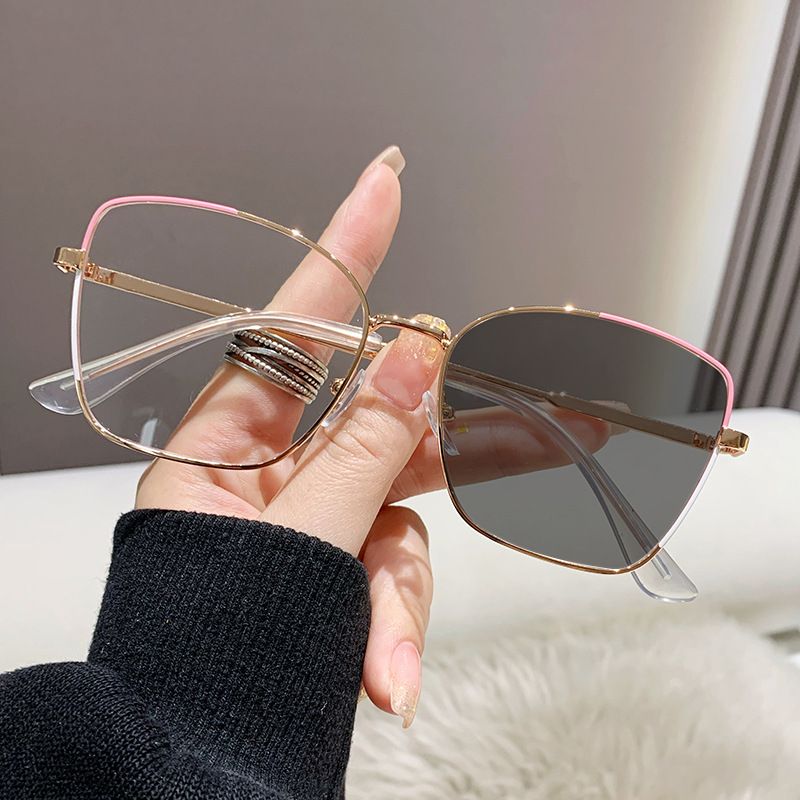 Fashion Trendy Photochromic Cat Eye Glasses Frame For Luxury Women Computer Eyeglasses Outdoor Color Changing UV400 Sunglasses