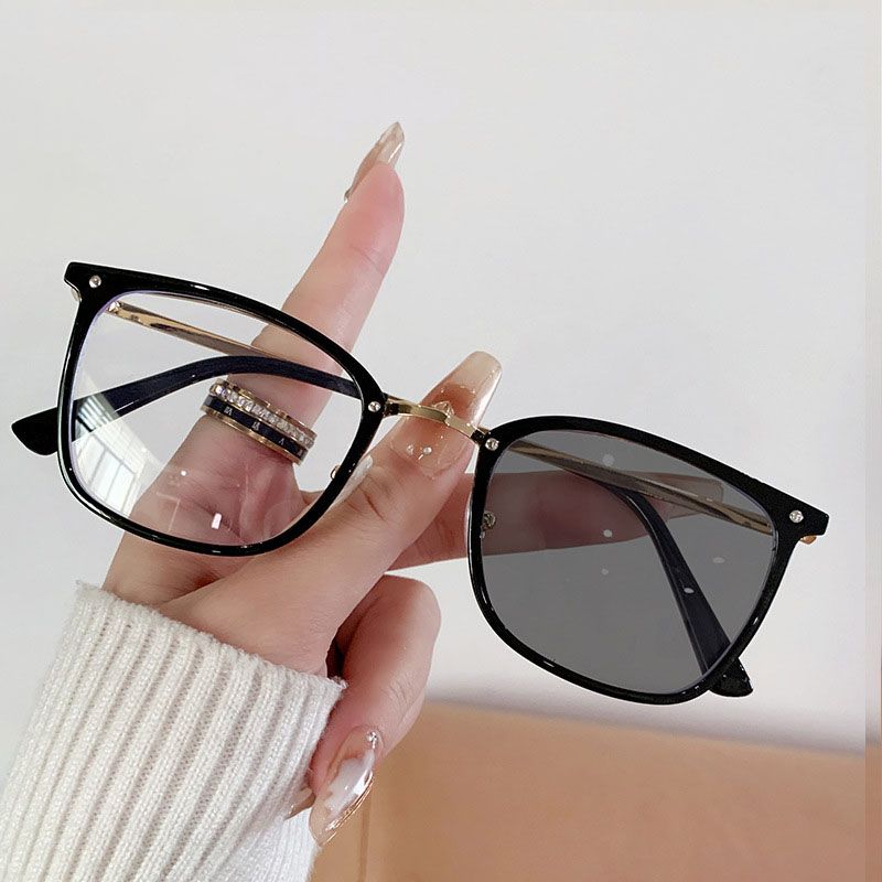 Fashion Big Square Metal Frame Men Photochromic Glasses Anti-Blue Light Color Change Glasses Women Men Eye Protection Spectacles