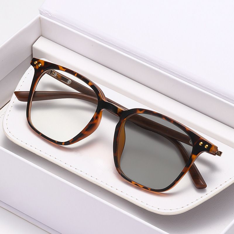 New High Quality TR90 Square Frame Photochromic Glasses Frame Unisex Color Changing Eyeglasses Outdoor Sunglasses For Men Women