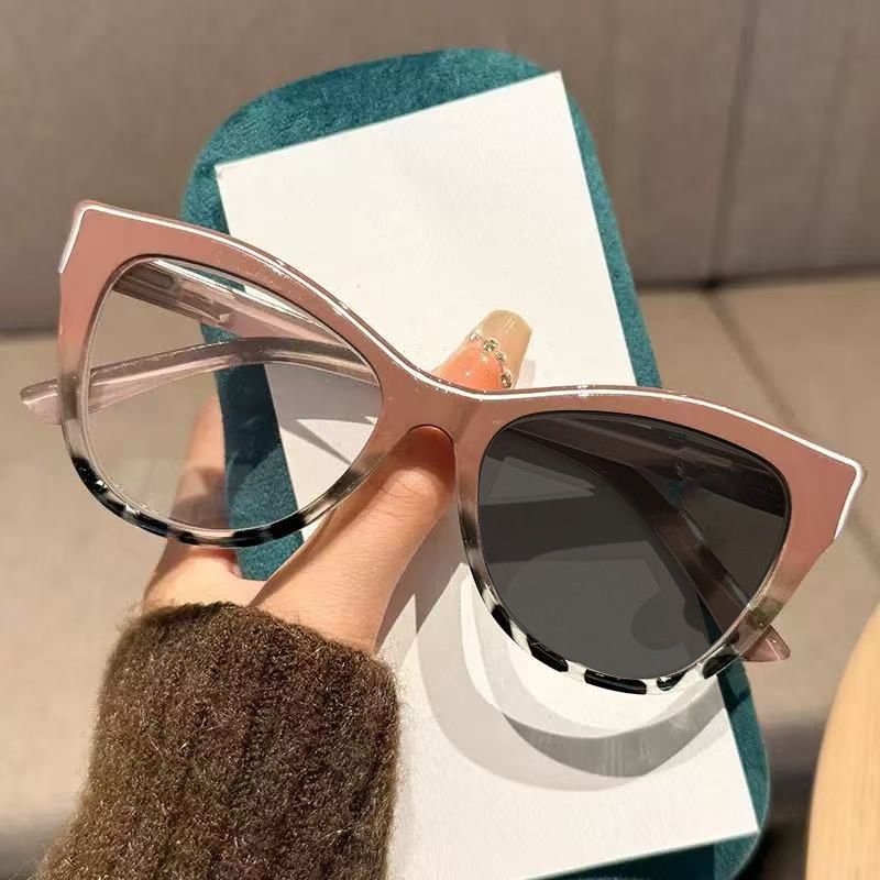 2026 New Fashionable HD Lens Cat Eye Photochromic Lens Women's Glasses Retro High Quality Anti Blue Light Color Blocking Glasses