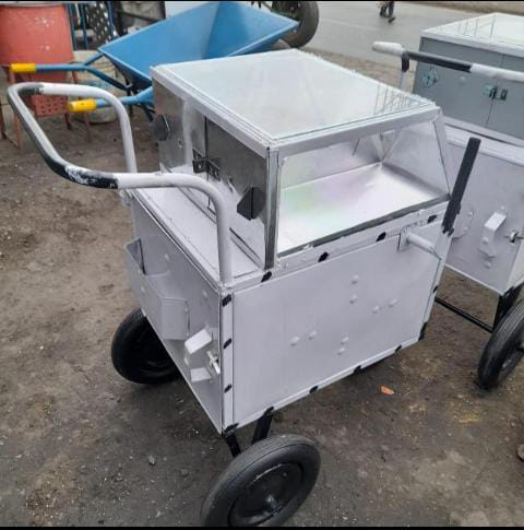 🤪🧚‍♀️WE VALUE YOU..🥳🤪HAVE IT AT DISCOUNTED PRICE AND START YOUR BUSINESS 🥳🥳.EGG/SMOKIE TROLLEY .This egg/ smokie trolleys are locally made out of strong metal and glass that can withstand harsh
