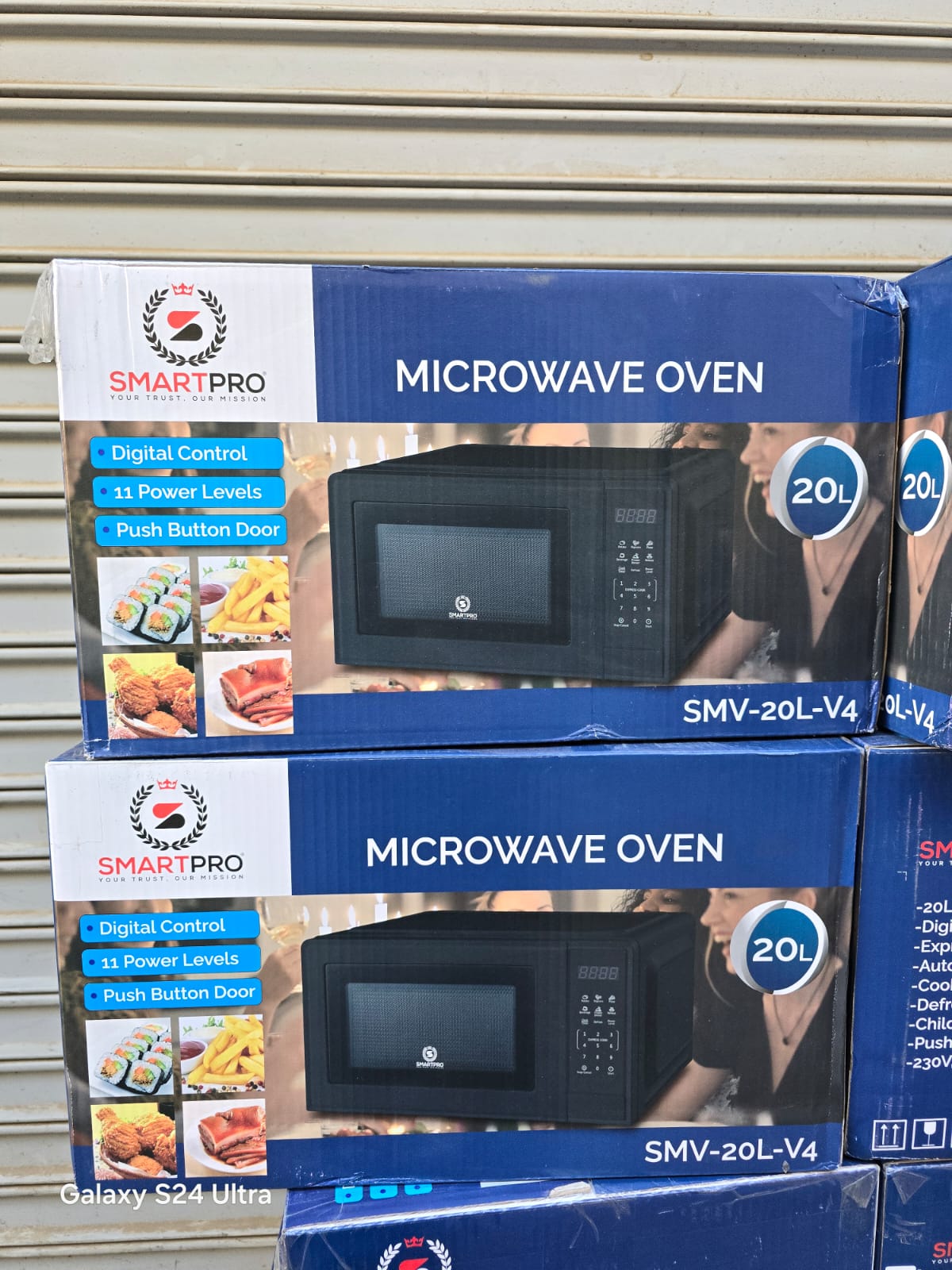 20 litres Smart pro digital black microwave SmartPro Microwave Oven, you will now have your food ready to eat, it will be much easier since you can heat, cook, defrost and much more, thanks to its 20-