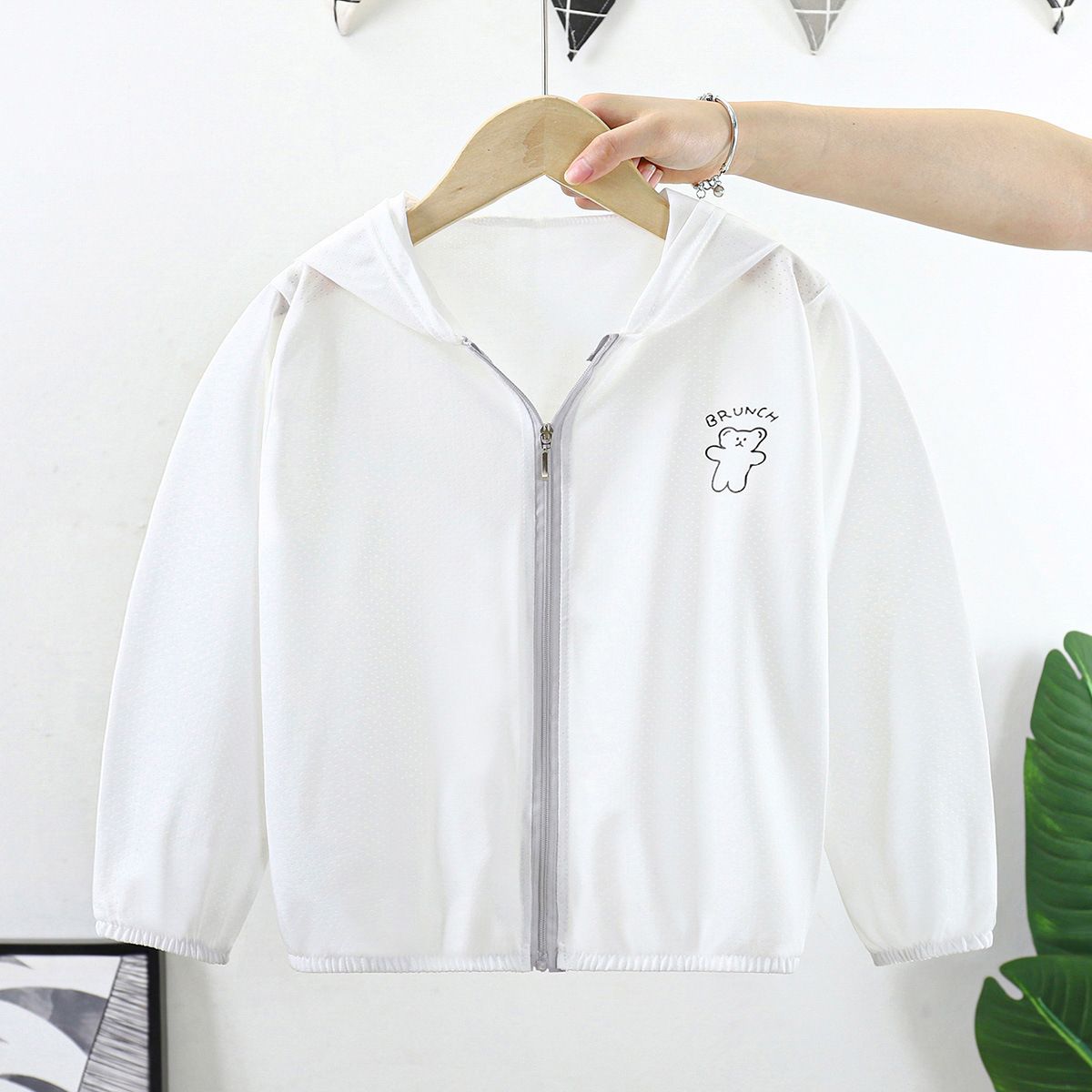 1pcs Boys' and Girls' Summer UV-Protective Thin Outerwear for Kids, Breathable Anti-UV Skin Coats.