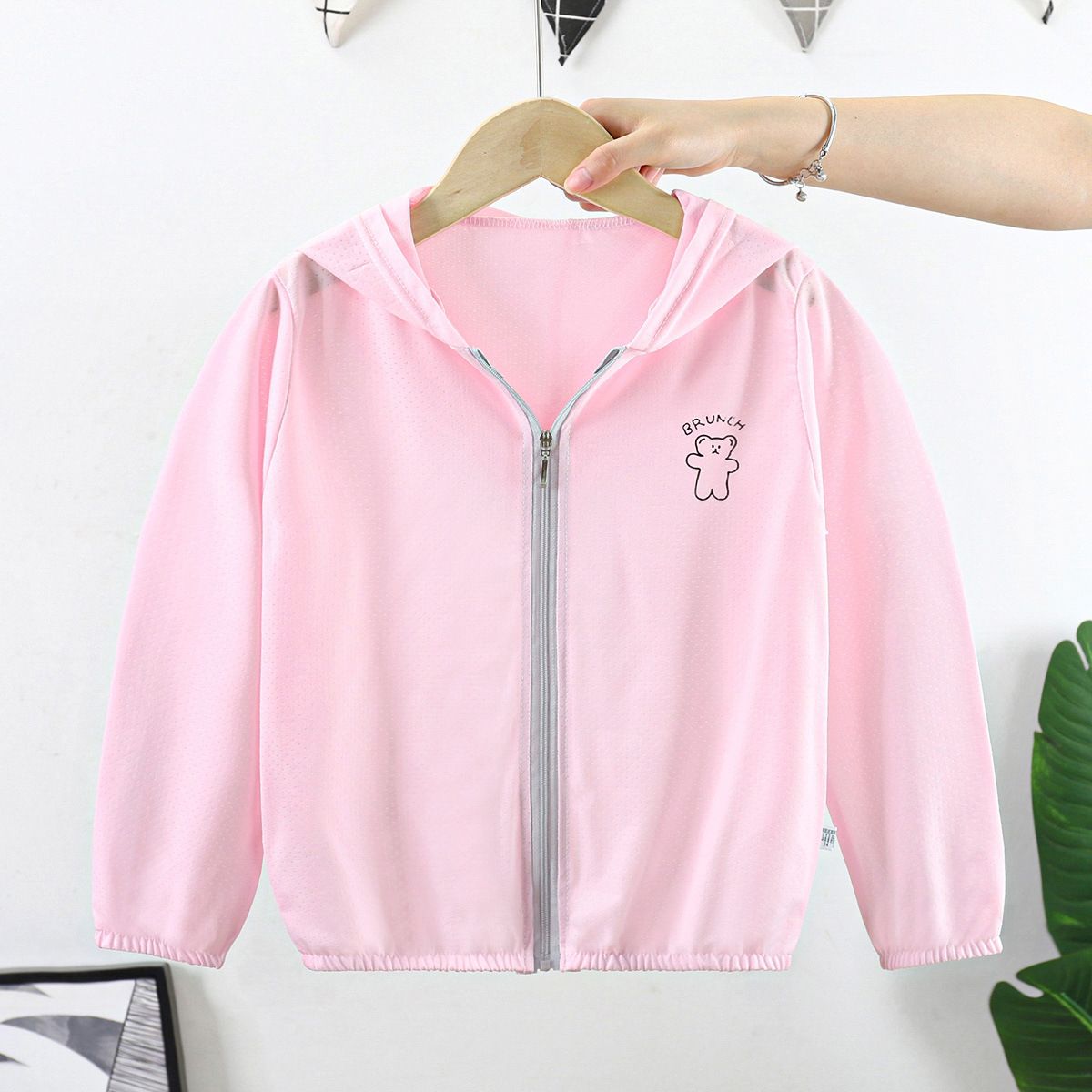 1pcs Boys' and Girls' Summer UV-Protective Thin Outerwear for Kids, Breathable Anti-UV Skin Coats.