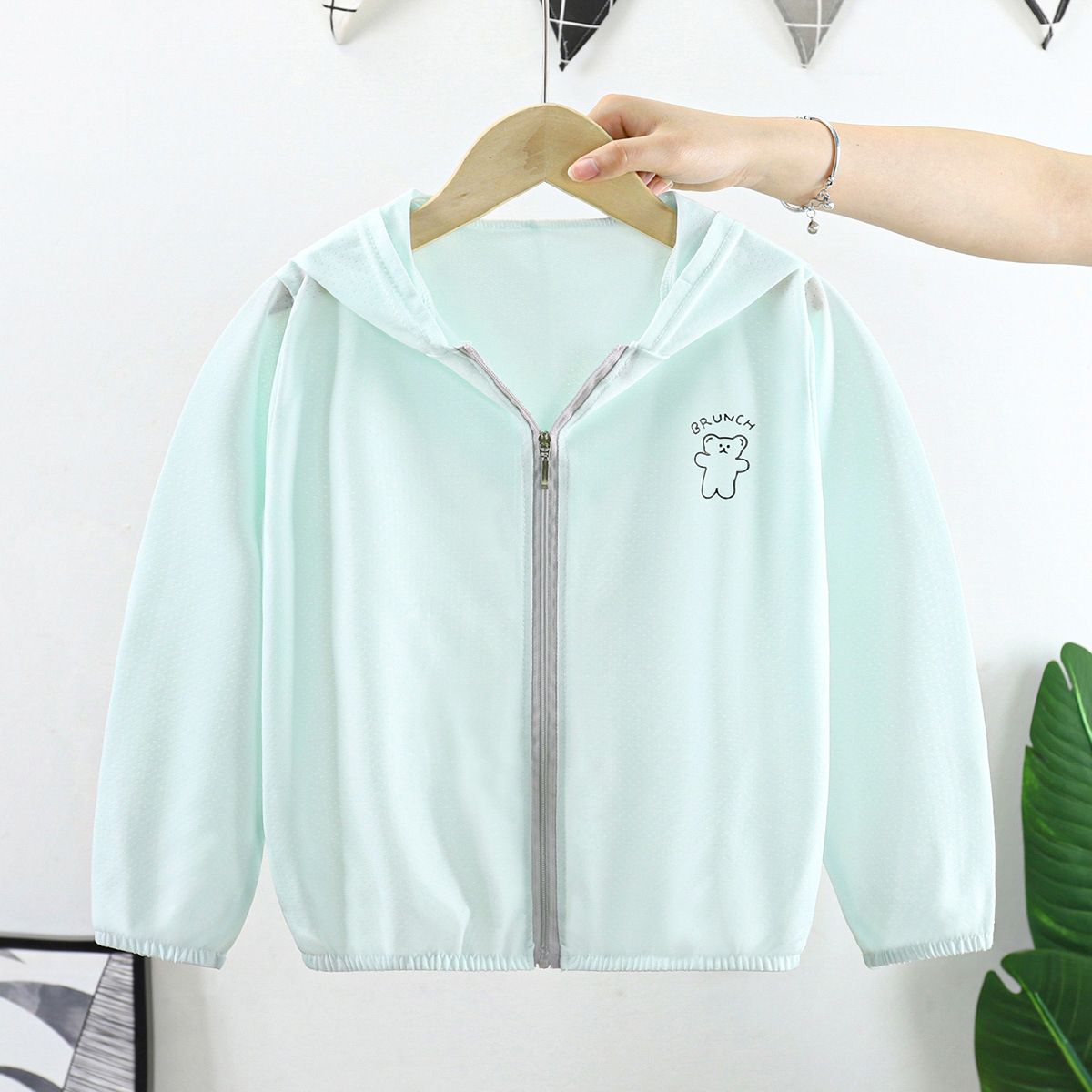 1pcs Boys' and Girls' Summer UV-Protective Thin Outerwear for Kids, Breathable Anti-UV Skin Coats.