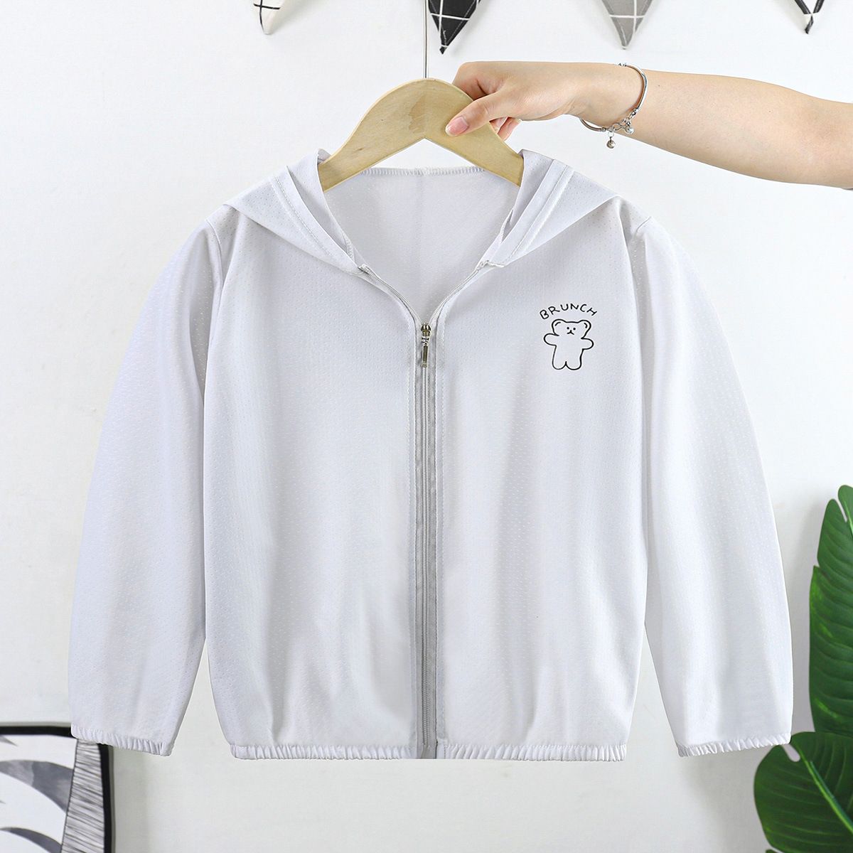 1pcs Boys' and Girls' Summer UV-Protective Thin Outerwear for Kids, Breathable Anti-UV Skin Coats.