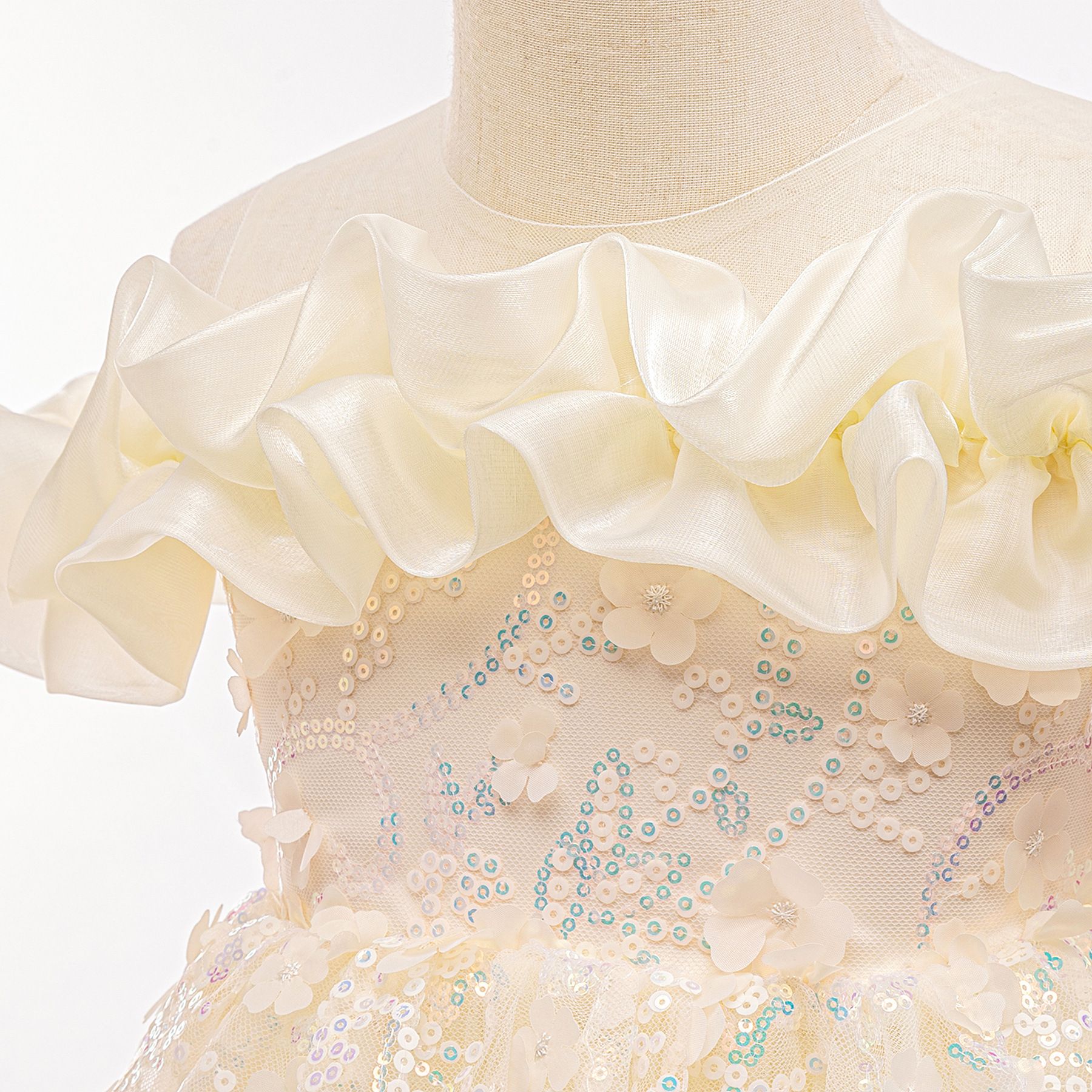New girls' apricot-colored dress, a children's dress with sequins, three-dimensional flowers, tulle and a flounced skirt. It's a princess dress and can be used as a birthday gift or a dress for Childr