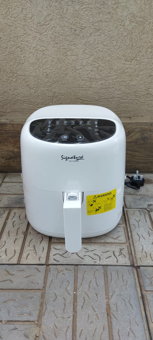 Signature SG-AFW35-130A Electric Air Fryer Oil Free Fryer 3.5 Litres Easy to clean 1300W Non stick Adjustable timer and temperature     Durable 1300W