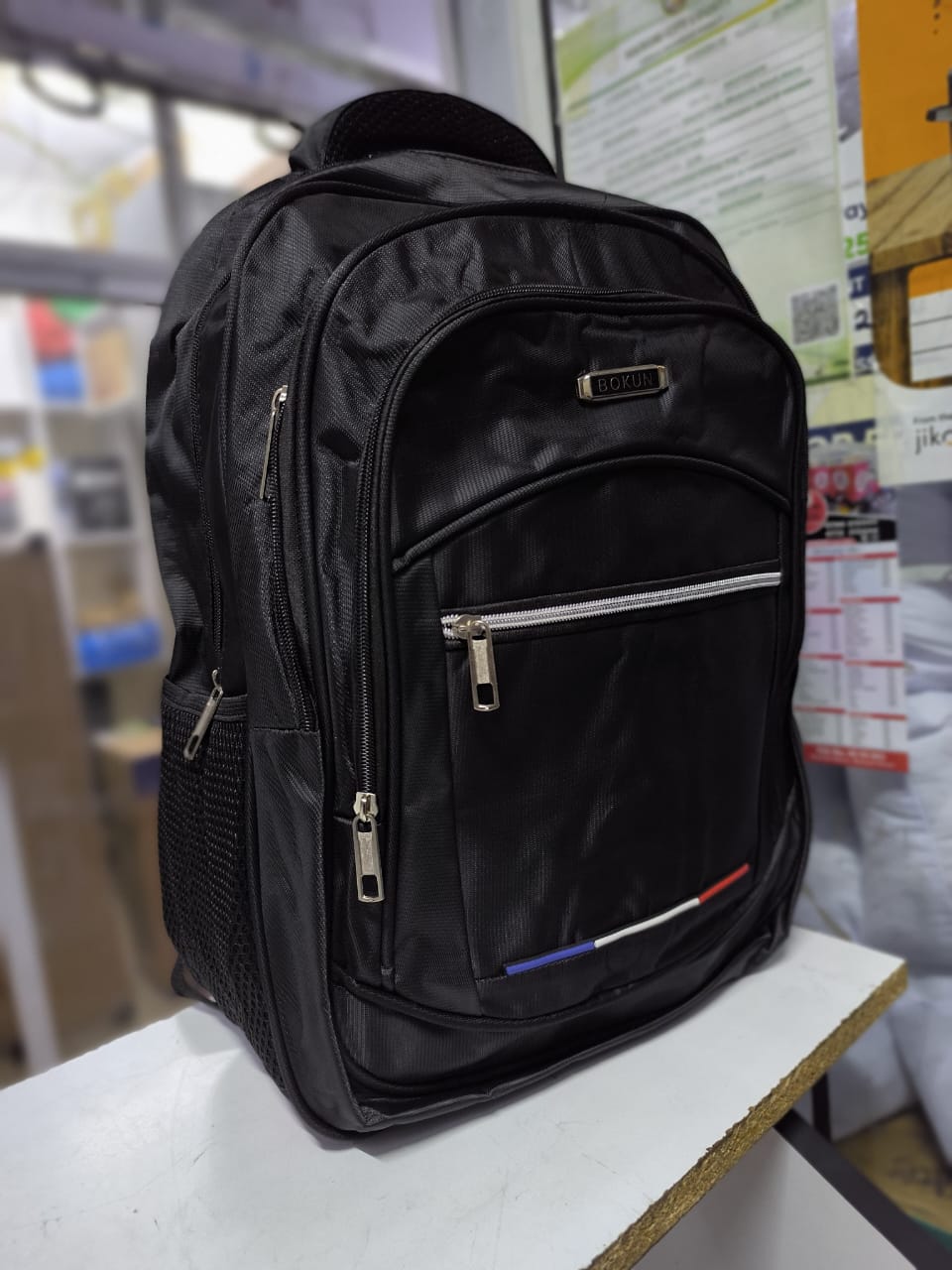 New in ‼‼ quality large capacity backpack .
Size : 42cm by 28cm. Perfect for grade 6-8/highschool students .