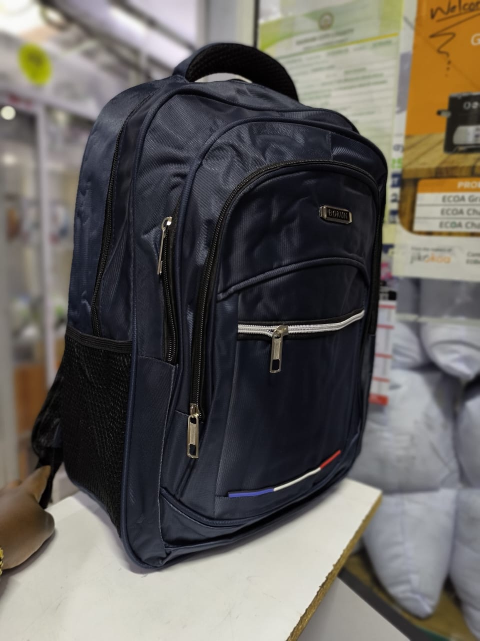 New in ‼‼ quality large capacity backpack .
Size : 42cm by 28cm. Perfect for grade 6-8/highschool students .
