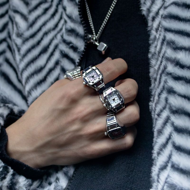 Vintage Punk Finger Watch Mini Elastic Strap Alloy Watches Couple Rings Jewelry Clock Retro Roman Quartz Watch Rings Women Men
