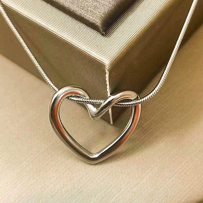 Love Heart Pendant Necklace For Women Stainless Steel Fashion Lady Fashion Creative Geometric Clavicle Chain Necklaces Party Jewelry Gift